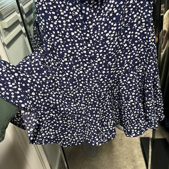 Medium navy blue and white flowy romper. Tie straps. Zipper back. Never worn - Picture 4 of 7